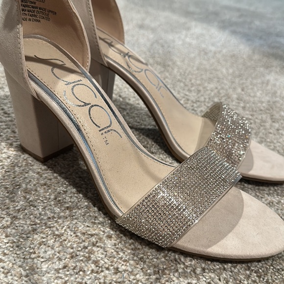 NEVERWORN woman’s rhinestone heel - Picture 3 of 10